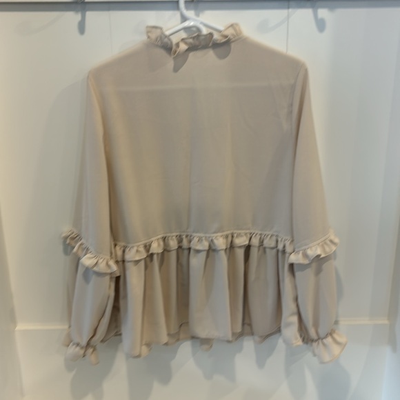 Beautiful blouse - Picture 2 of 3